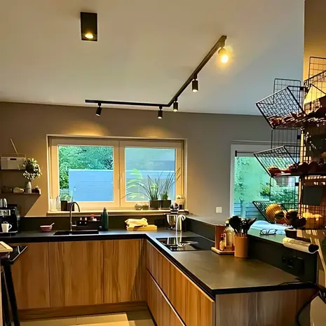 Qub Focus III 1-Fase Railverlichting - GU10 – 400cm – L-vorm - 6 spots - Railsysteem – Zwart Qub Focus III 1-Fase Railverlichting - GU10 – 400cm – L-vorm - 6 spots - Railsysteem – Zwart