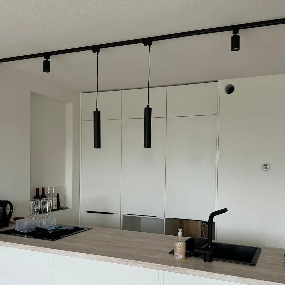 Qub Focus Tube Pendelleuchte – 1-Phasen Schienensystem – GU10 Fassung – Deckenlampe Schwarz – LED-kompatibel – Höhenverstellbar & Modernes Design Qub Focus Tube Pendelleuchte – 1-Phasen Schienensystem – GU10 Fassung – Deckenlampe Schwarz – LED-kompatibel – Höhenverstellbar & Modernes Design