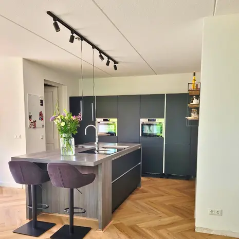 Qub Focus III railverlichting 6 spots en 2 hanglampen zwart - 400cm - I-vorm Qub Focus III railverlichting 6 spots en 2 hanglampen zwart - 400cm - I-vorm