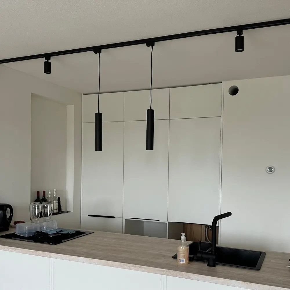 Qub Qub Focus III Monophasé Luminaire Plafonnier Kit Complet – 400cm - Set 6 Spot & 2 Suspension Luminaire - 4x 1m Barre de Spot Plafond –  I-Form - GU10 & LED Compatible Plafonnier intérieur Noir Moderne