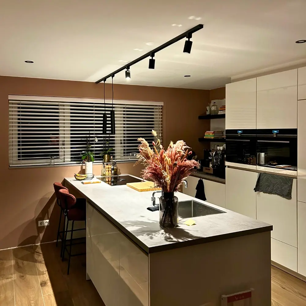 Qub Focus III railverlichting 3 spots en 2 hanglampen zwart - 300cm - I-vorm Qub Focus III railverlichting 3 spots en 2 hanglampen zwart - 300cm - I-vorm