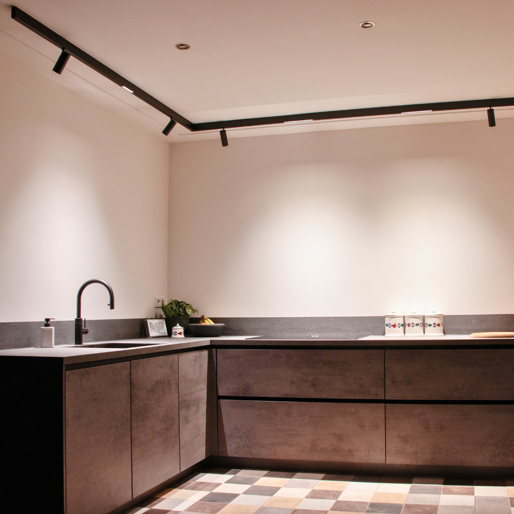 Qub Line Magnetic Track - 3 Metres - 3x Single Track Spot + 2x 12 Dots Track Spot - Black - Zigbee - Smart Lighting