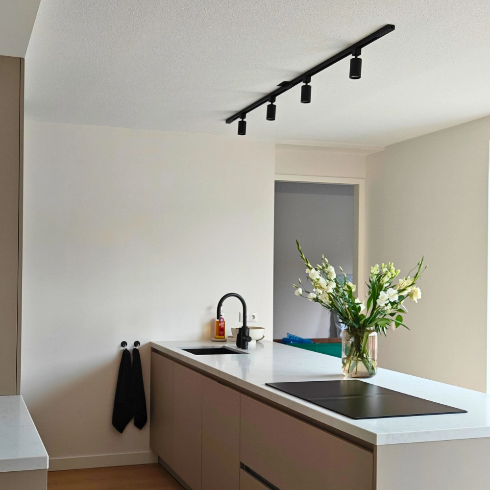 Qub Qub Focus III 1-Phasen Led Schienensystem - 200cm - 4x GU10 Spots - 2x 1m Schienen - I-Form - Deckenstrahler Schwarz - Erweiterbar & flexibel - LED-kompatibel - Modernes Design Spot lampe Qub Qub Focus III 1-Phasen Led Schienensystem - 200cm - 4x GU10 Spots - 2x 1m Schienen - I-Form - Deckenstrahler Schwarz - Erweiterbar & flexibel - LED-kompatibel - Modernes Design Spot lampe