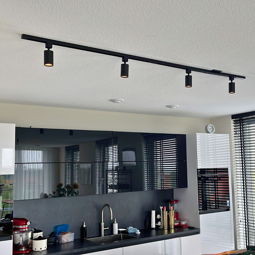 Qub Focus III - 1-Fase  Railverlichting - GU10 – 200cm – i-vorm - 4 spots - Railsysteem - Zwart Qub Focus III - 1-Fase  Railverlichting - GU10 – 200cm – i-vorm - 4 spots - Railsysteem - Zwart
