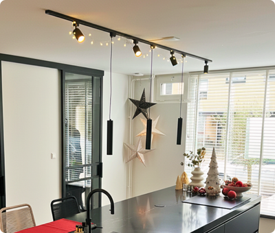 Kerstsfeer met railverlichting in de keuken