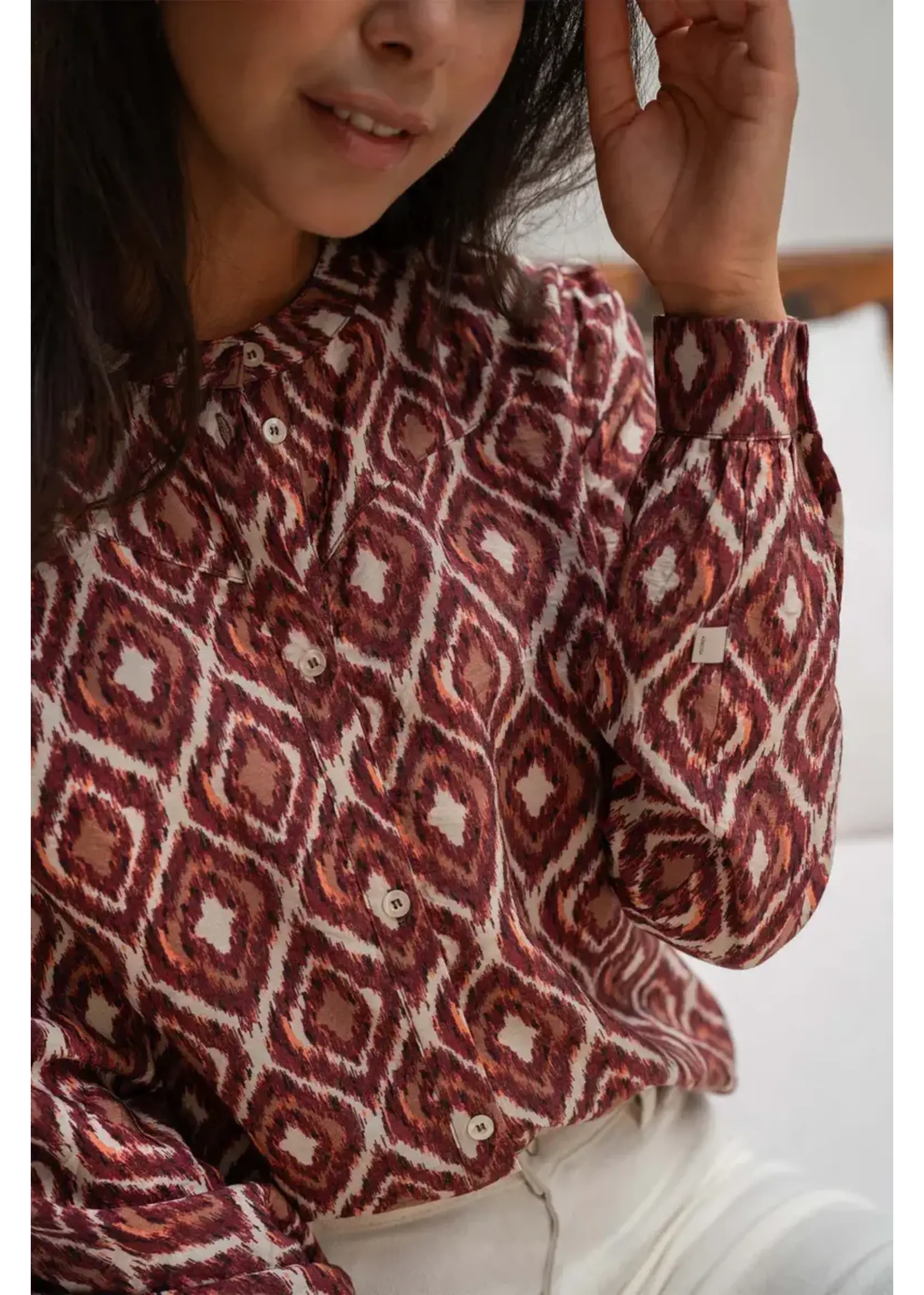 Zusss Zusss, blouse met ikat print zand / roodbruin