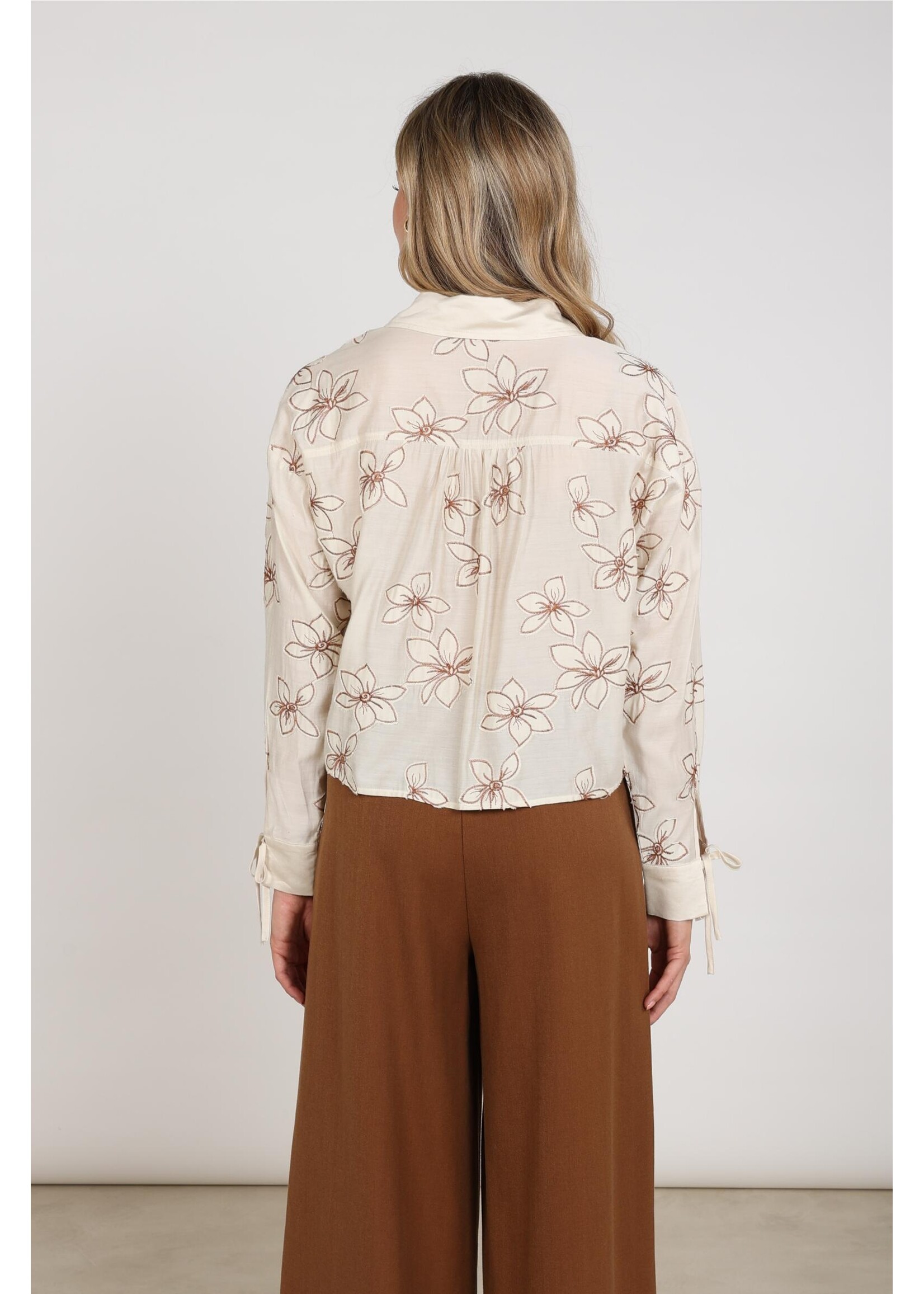 Nukus Nukus, Bailey Blouse Flower, Sand, Size: