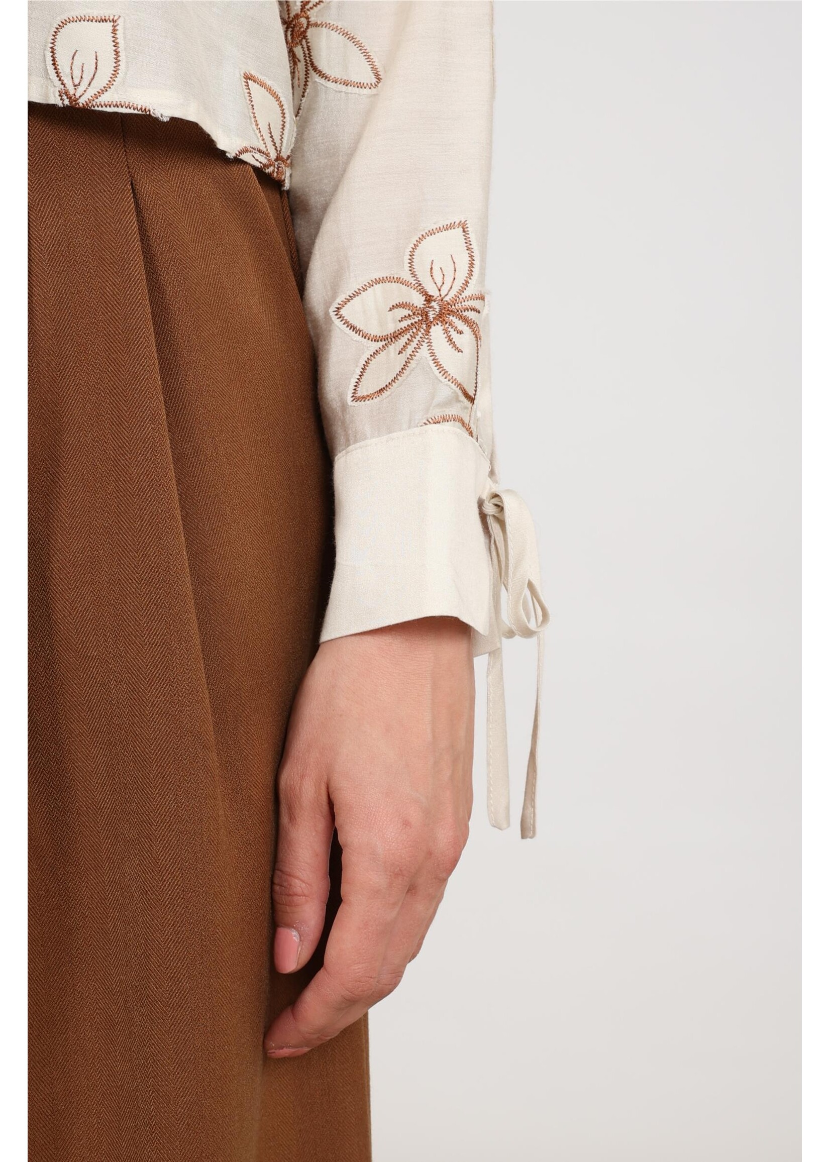 Nukus Nukus, Bailey Blouse Flower, Sand, Size: