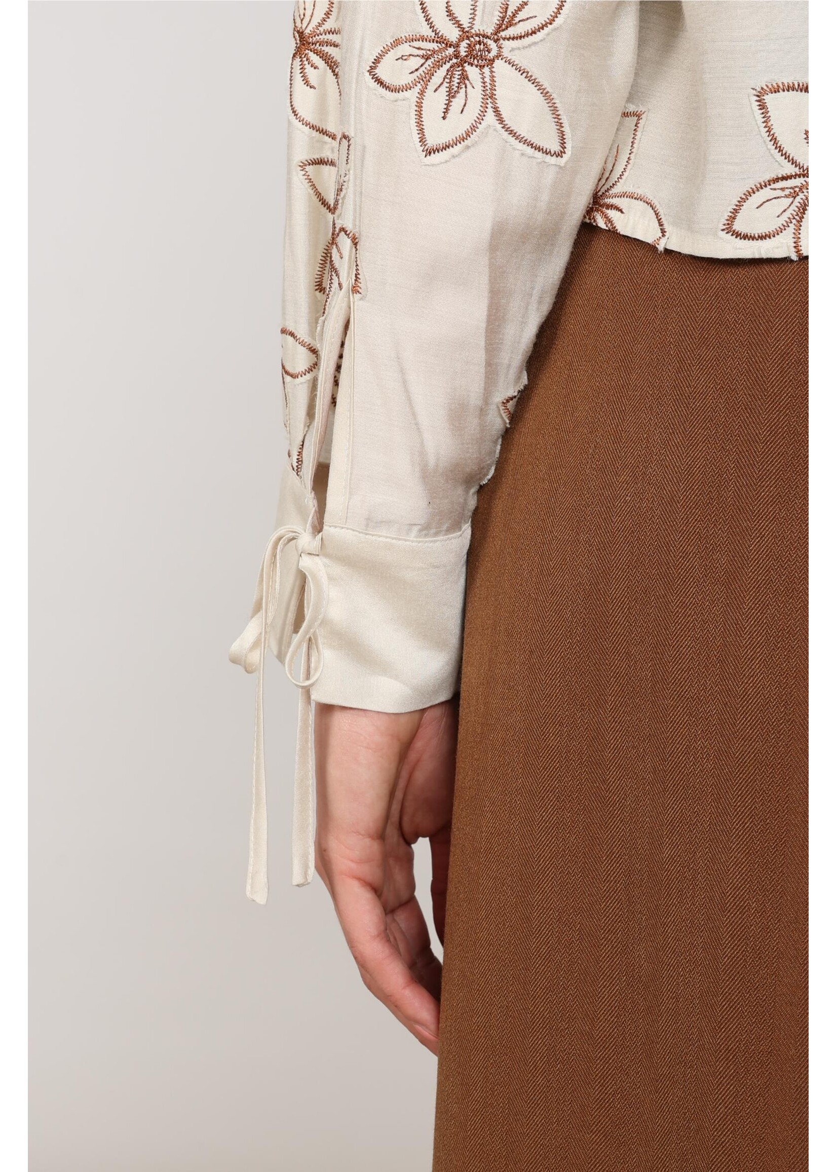 Nukus Nukus, Bailey Blouse Flower, Sand, Size: