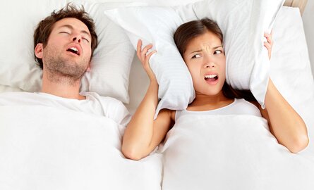 Slapen met iemand die snurkt: de beste tips!