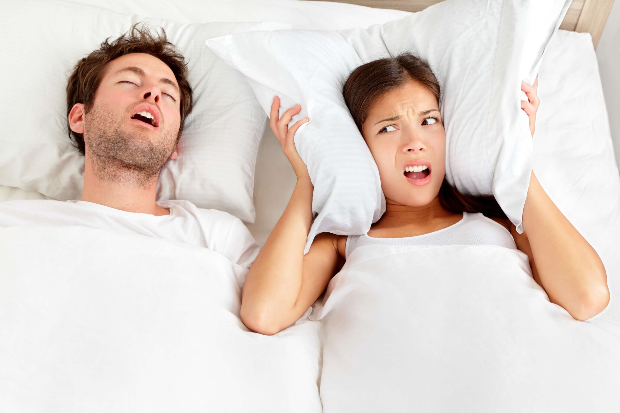 Slapen met iemand die snurkt: de beste tips!