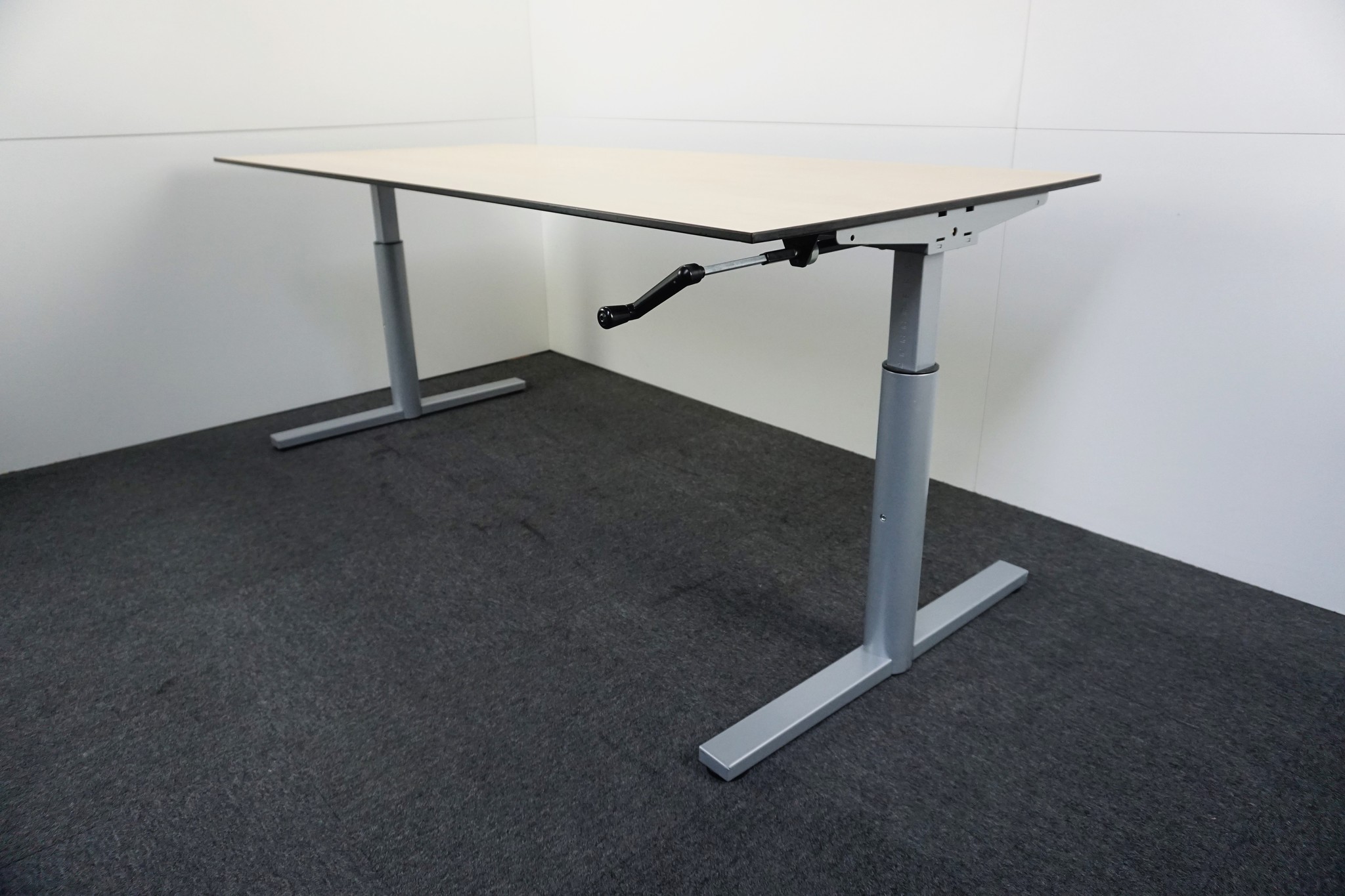 Gispen TM Schreibtisch | Höhenverstellbar mit Kurbel | 180 x 80 cm - R&M  Büro- und Designmöbel