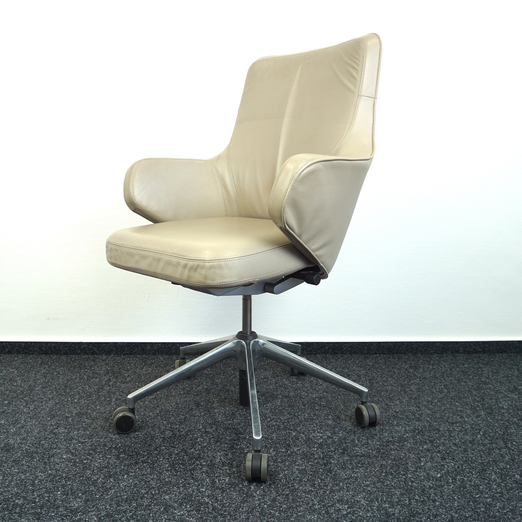Vitra Grand Executive Design B rodrehstuhl Low Back Leder
