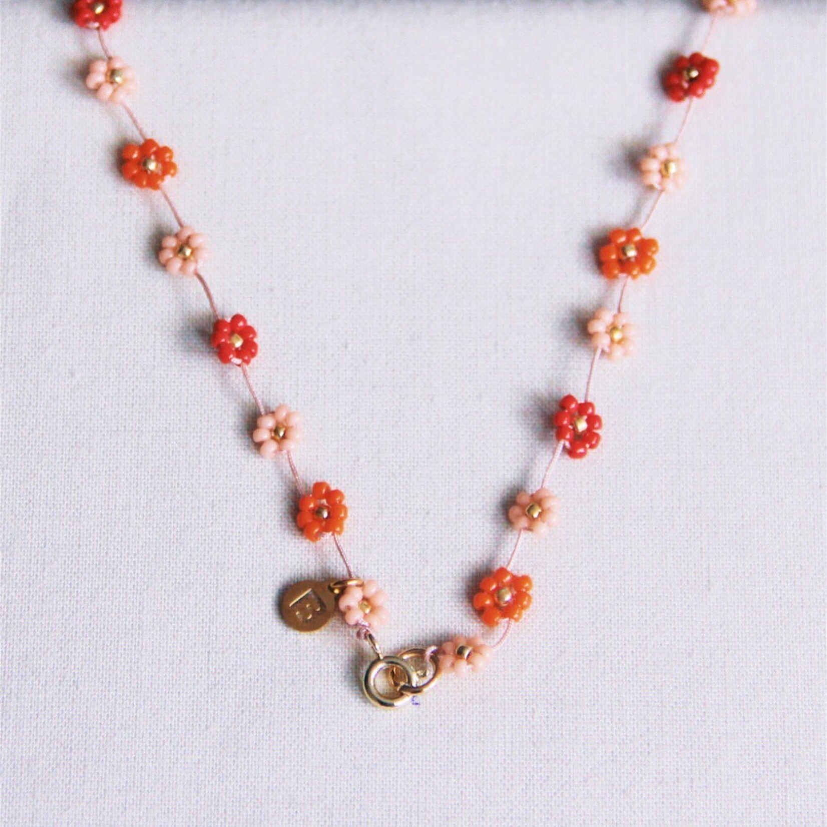 Bazou Ketting met madeliefjesbloem – Mix rood/roze