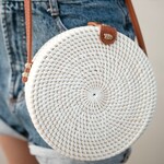 Soeji Ronde rotan tas witte handgemaakte crossbody tas met synthetische lederen riemen schoudertas Boho Bali tas SENJA (wit)