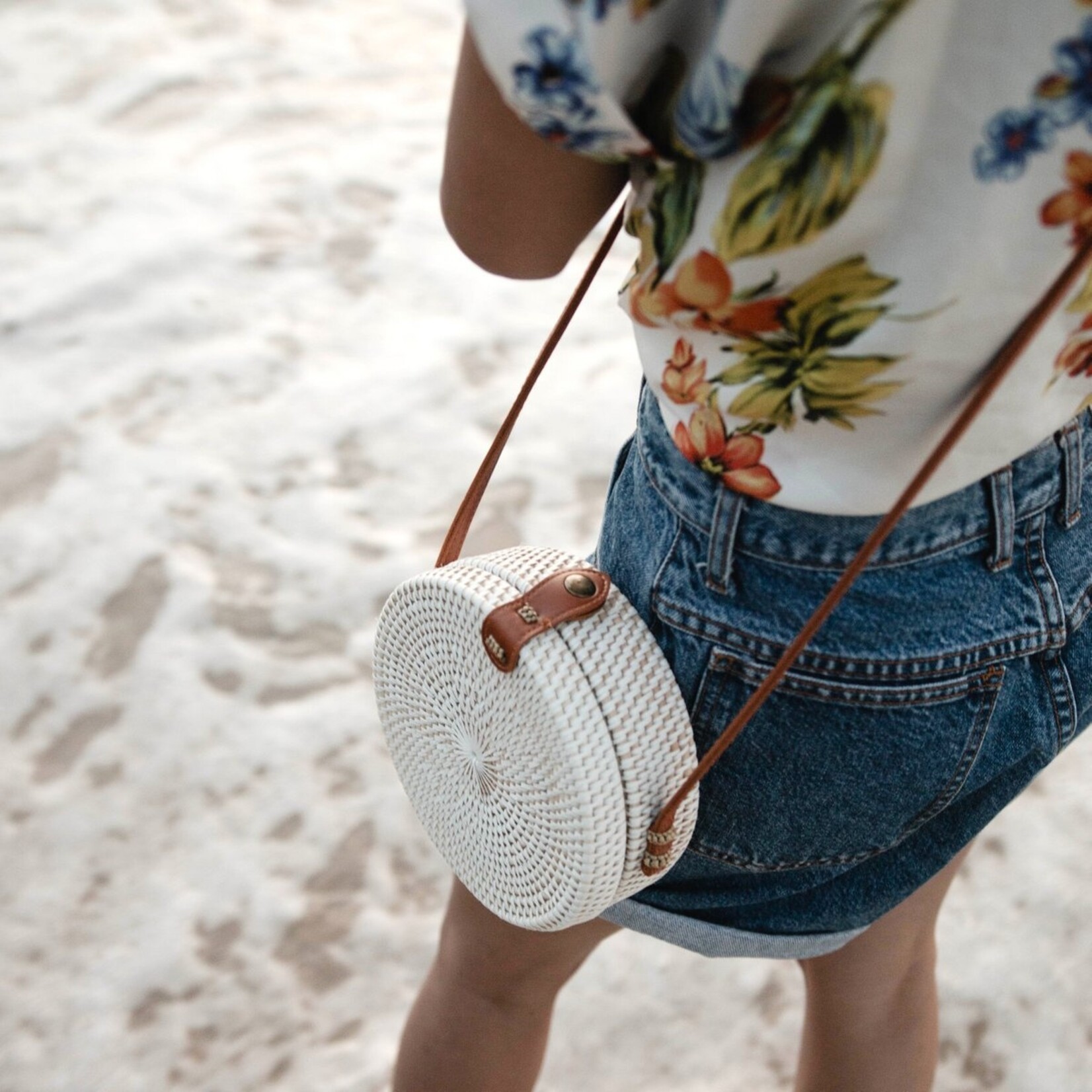 Soeji Ronde rotan tas witte handgemaakte crossbody tas met synthetische lederen riemen schoudertas Boho Bali tas SENJA (wit)