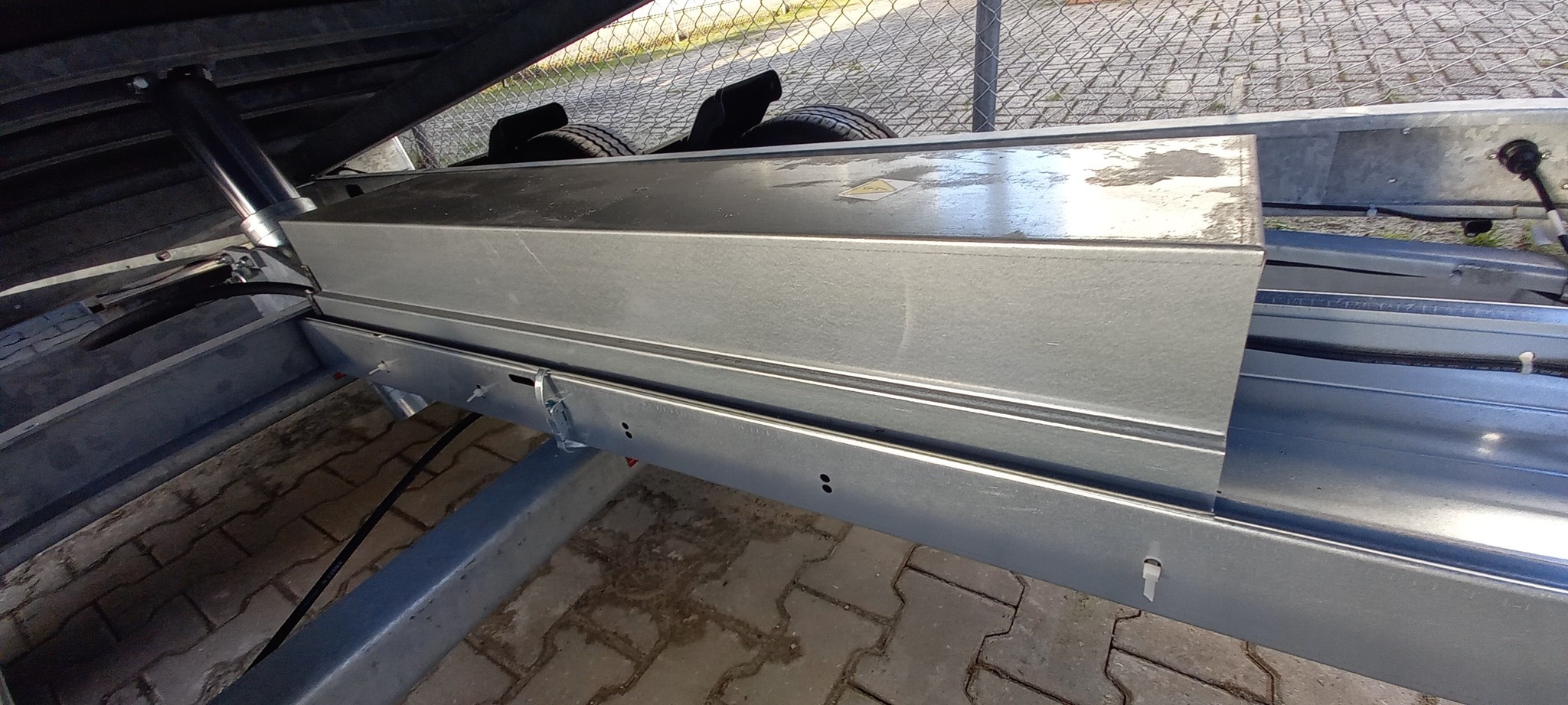 Batteriefachdeckel 101x27x14 cm - sendzimirverzinkt