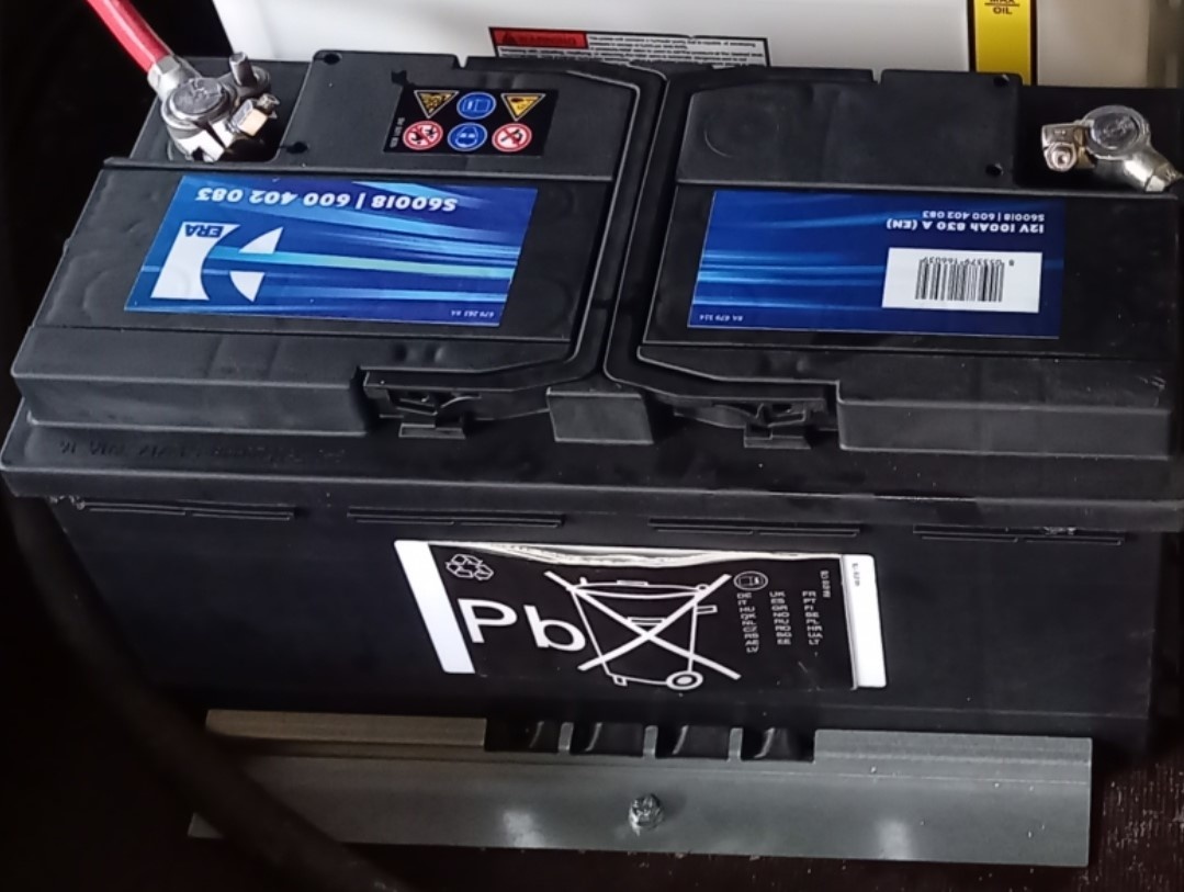 Leiste für die Batteriebefestigung am 3-Seiten-Kipper