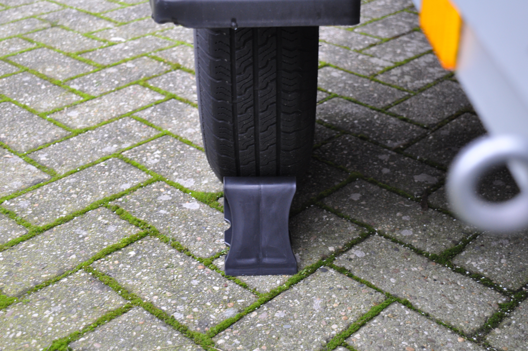 Unterlegkeil Kunststoff (schwarz) mit Halterung - Anhängershop