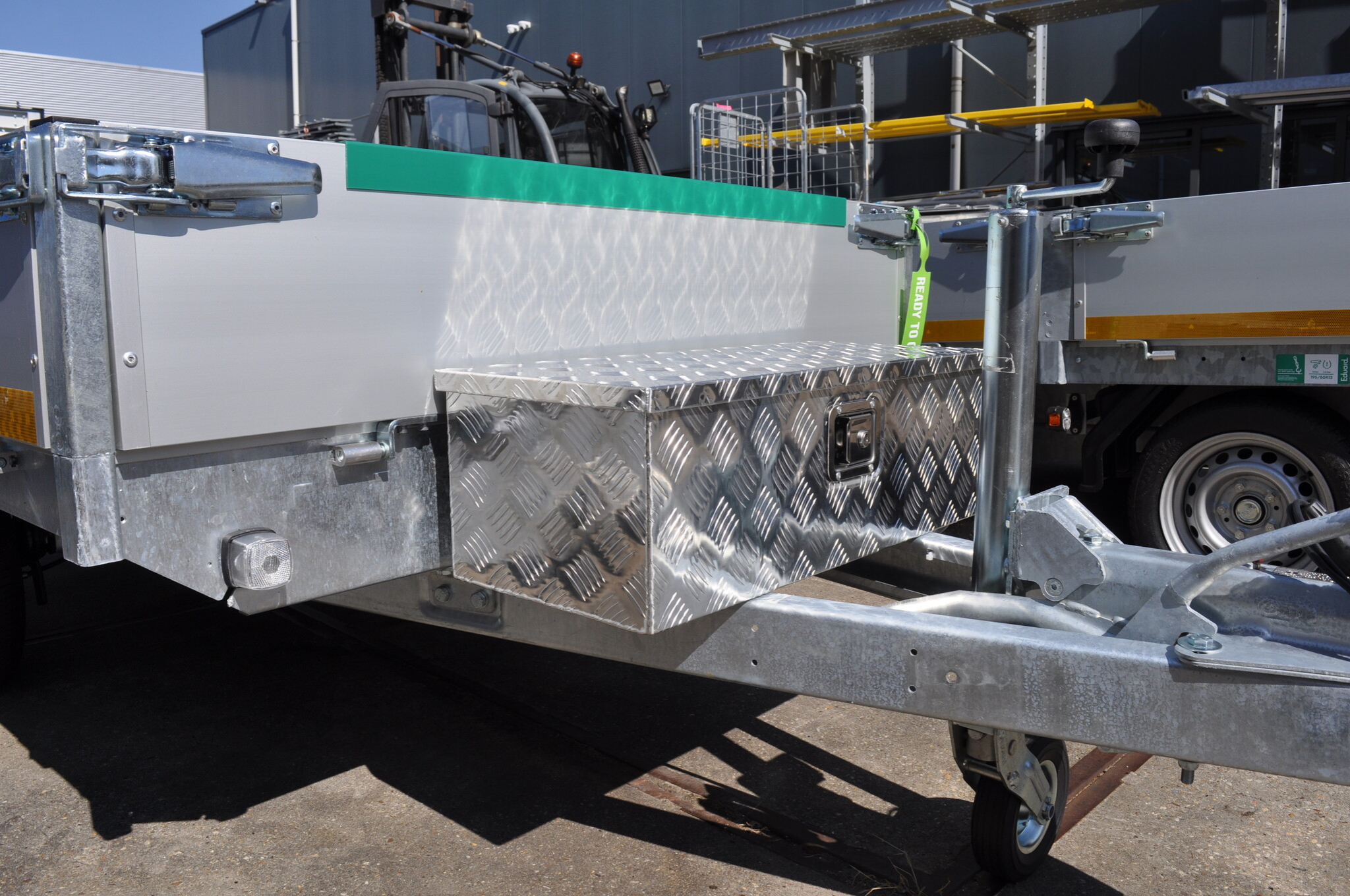 Riffelblech Aluminium Deichselbox/Werkzeugbox/Deichselkasten 765x330x245 mm - mit eingebautem Schloss