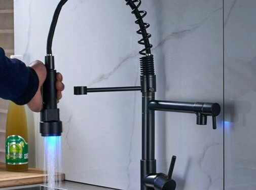VALISA Moderne mengkraan Pull Down Dual Uitloop met LED