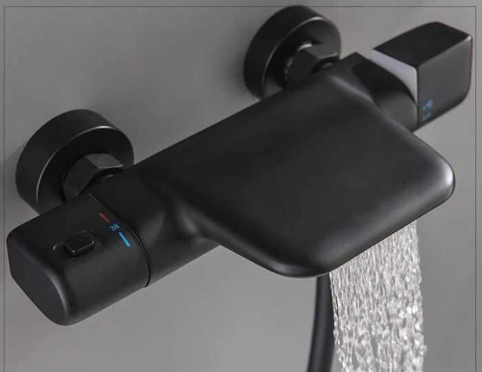 Shop nu deze Thermostaat wand badkraan Set met waterval en luxe handdouche mat zwart op Valisa.nl