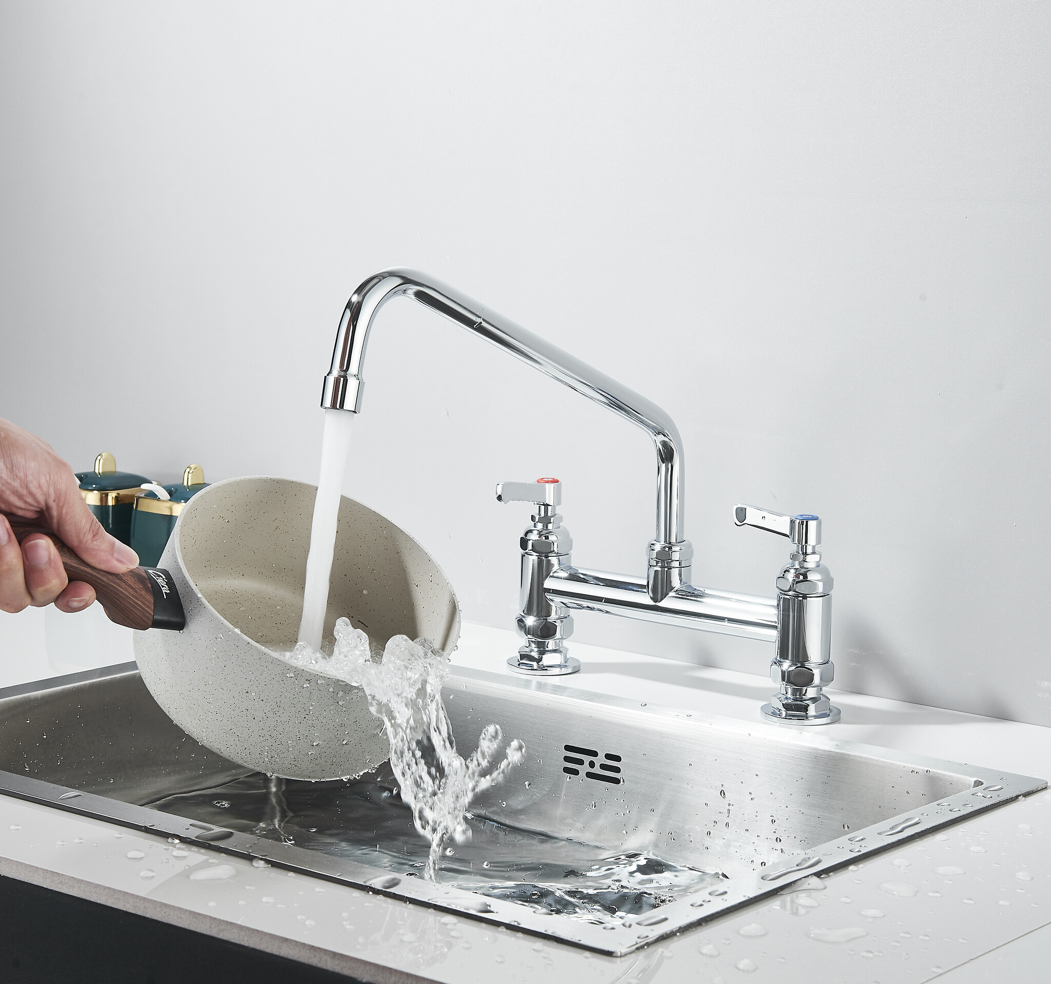 Shop nu deze Brugkraan 2-gats HOH 23.5cm met keramisch bovendeel hoge lange uitloop 2 hendels chroom op Valisa.nl