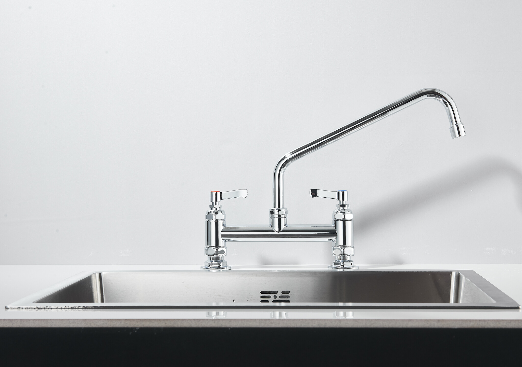 Shop nu deze Brugkraan 2-gats HOH 23.5cm met keramisch bovendeel hoge lange uitloop 2 hendels chroom op Valisa.nl