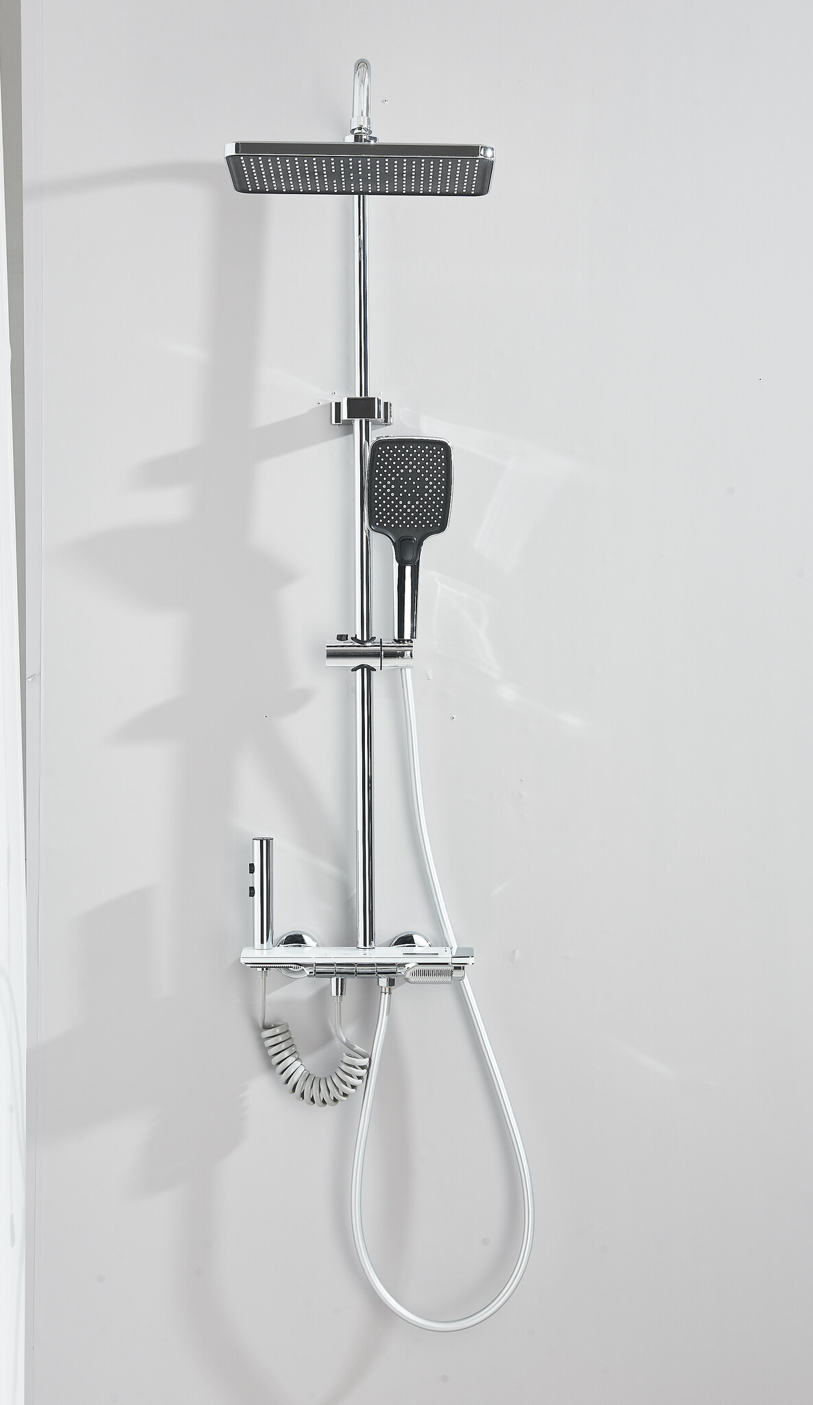 Shop nu deze Luxe modern design thermostaat douche set met digitaal display wit met chroom op Valisa.nl