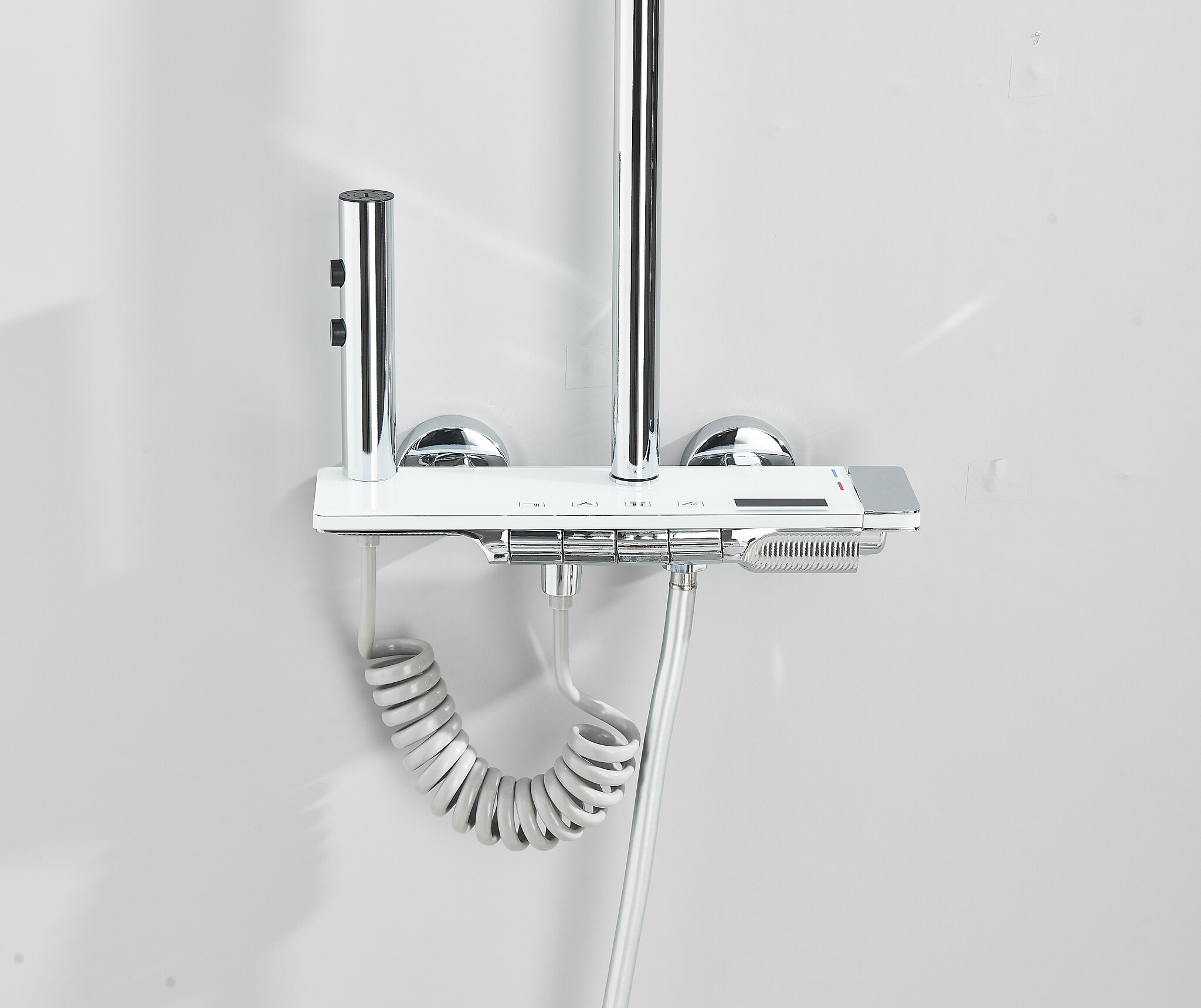 Shop nu deze Luxe modern design thermostaat douche set met digitaal display wit met chroom op Valisa.nl