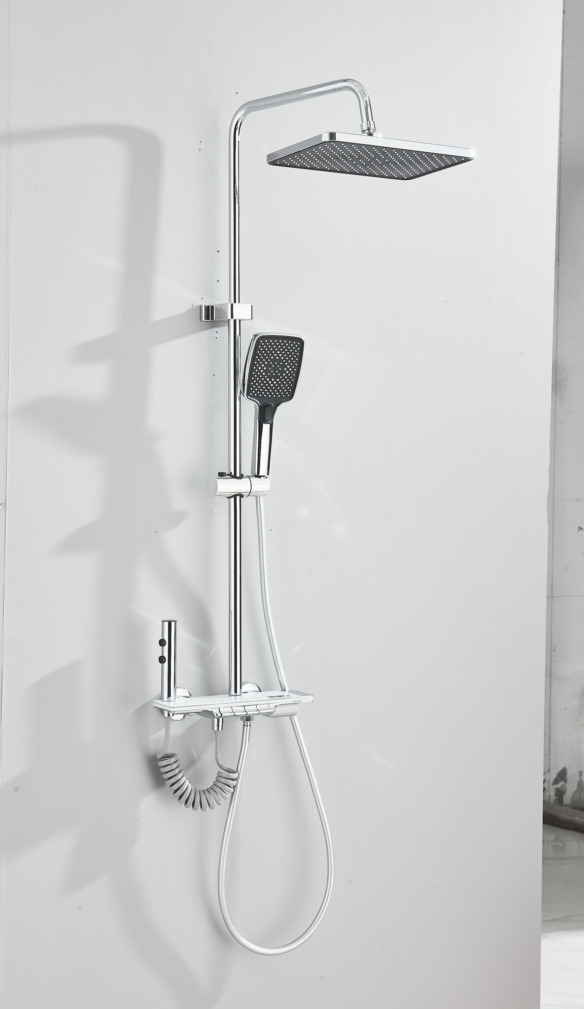 Shop nu deze Luxe modern design thermostaat douche set met digitaal display wit met chroom op Valisa.nl