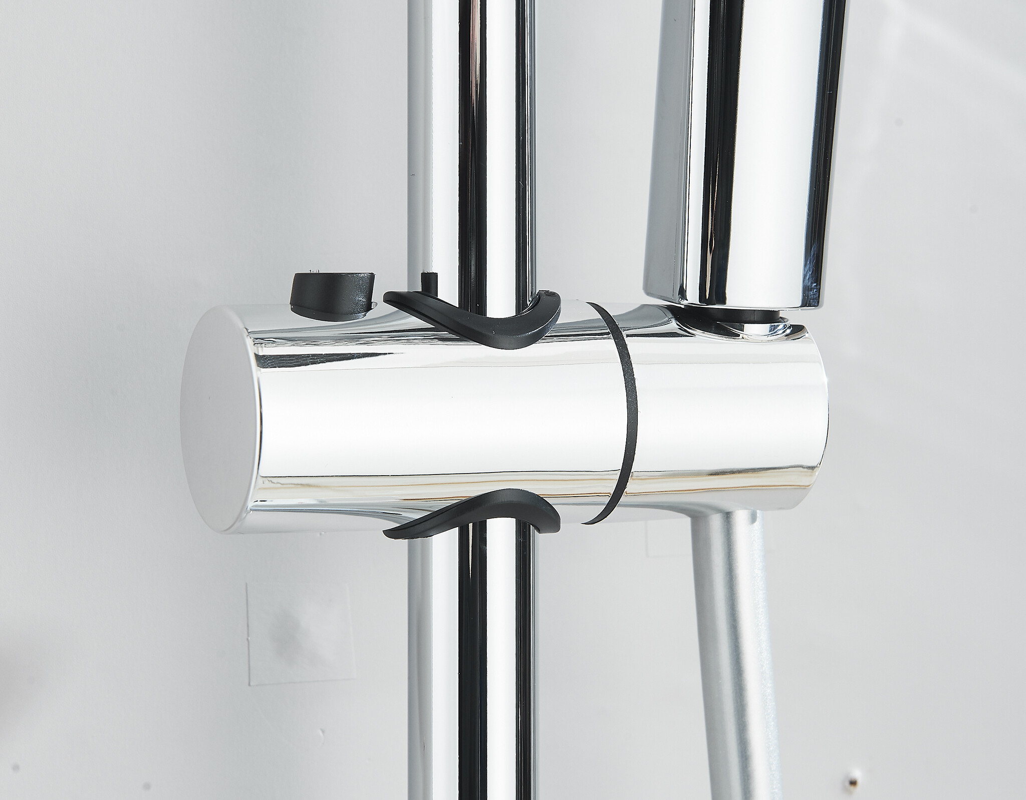 Shop nu deze Luxe modern design thermostaat douche set met digitaal display wit met chroom op Valisa.nl