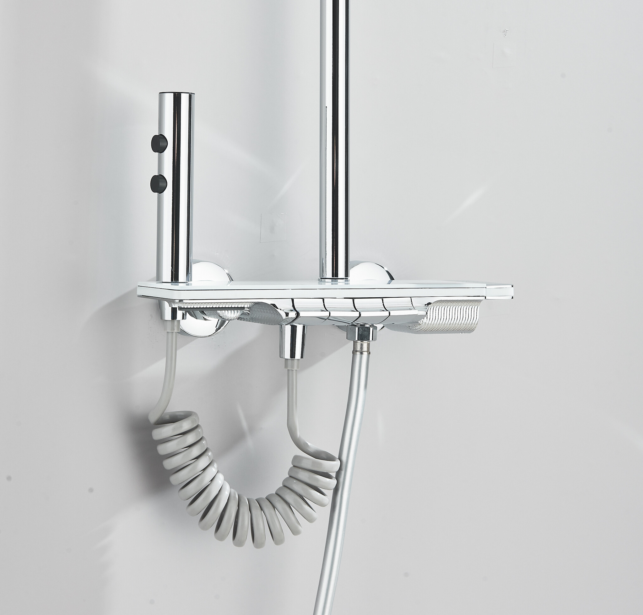 Shop nu deze Luxe modern design thermostaat douche set met digitaal display wit met chroom op Valisa.nl