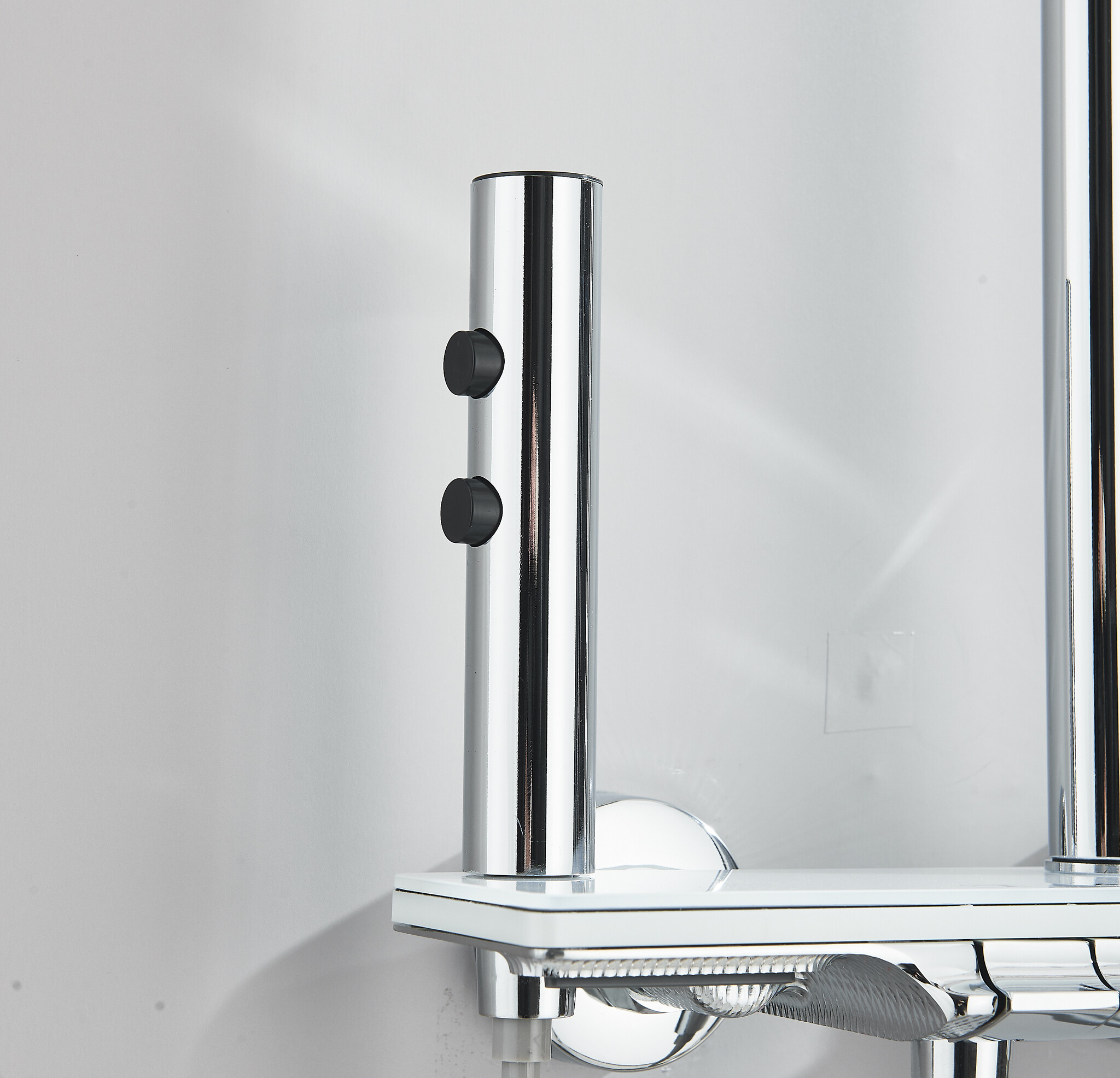 Shop nu deze Luxe modern design thermostaat douche set met digitaal display wit met chroom op Valisa.nl