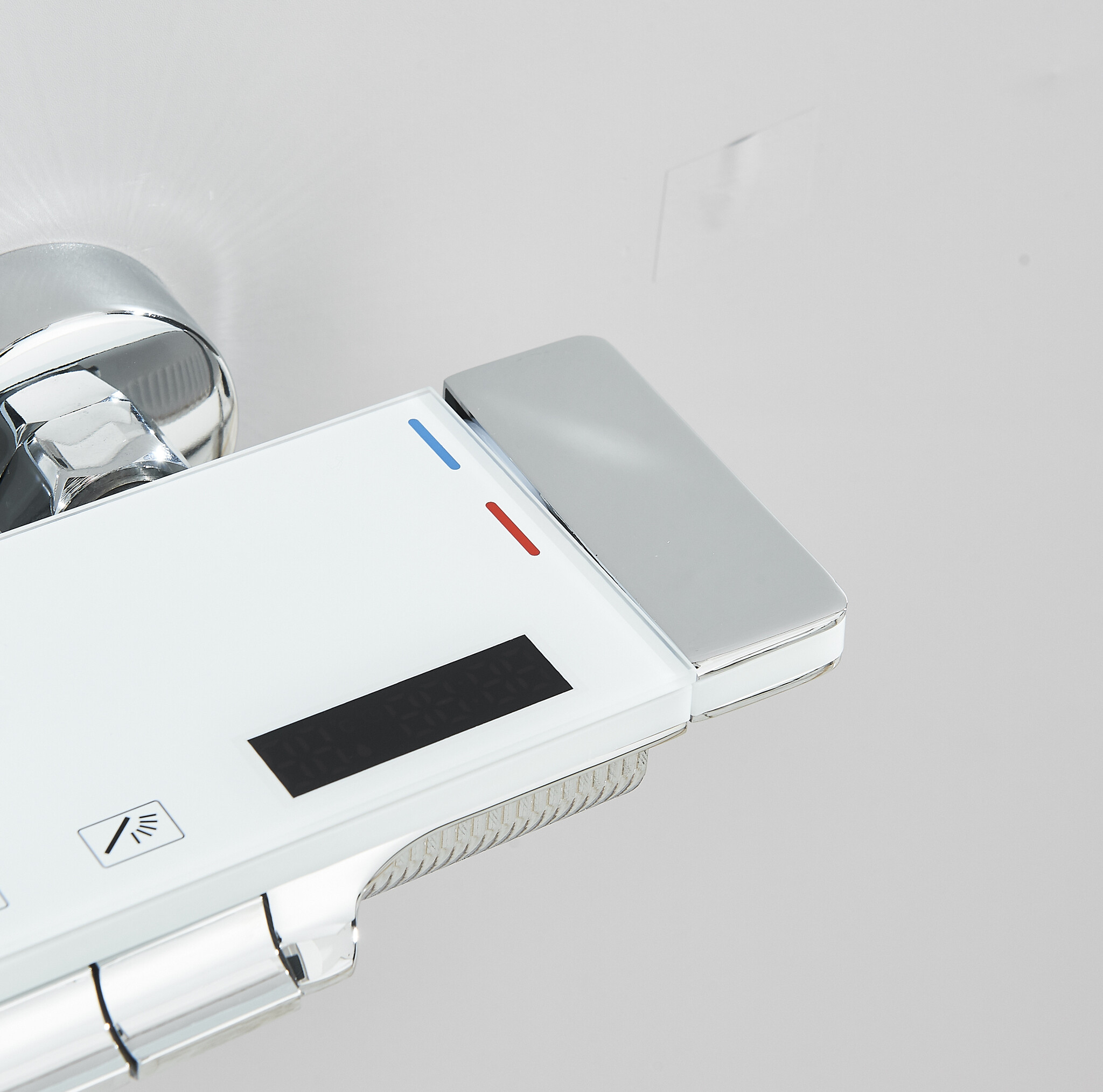 Shop nu deze Luxe modern design thermostaat douche set met digitaal display wit met chroom op Valisa.nl