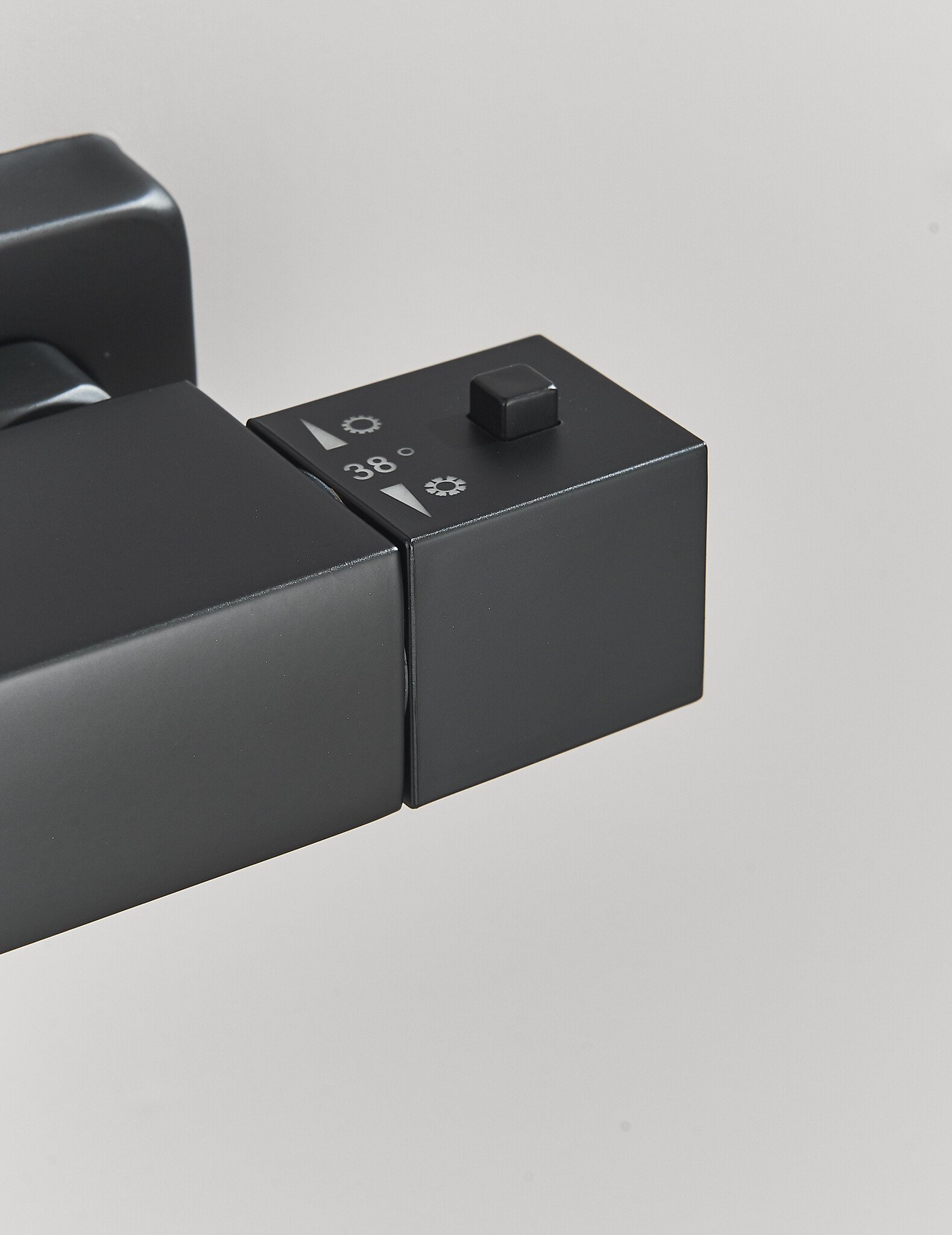 Shop nu deze Luxe mat zwarte thermostaat regendouche met schapje op Valisa.nl