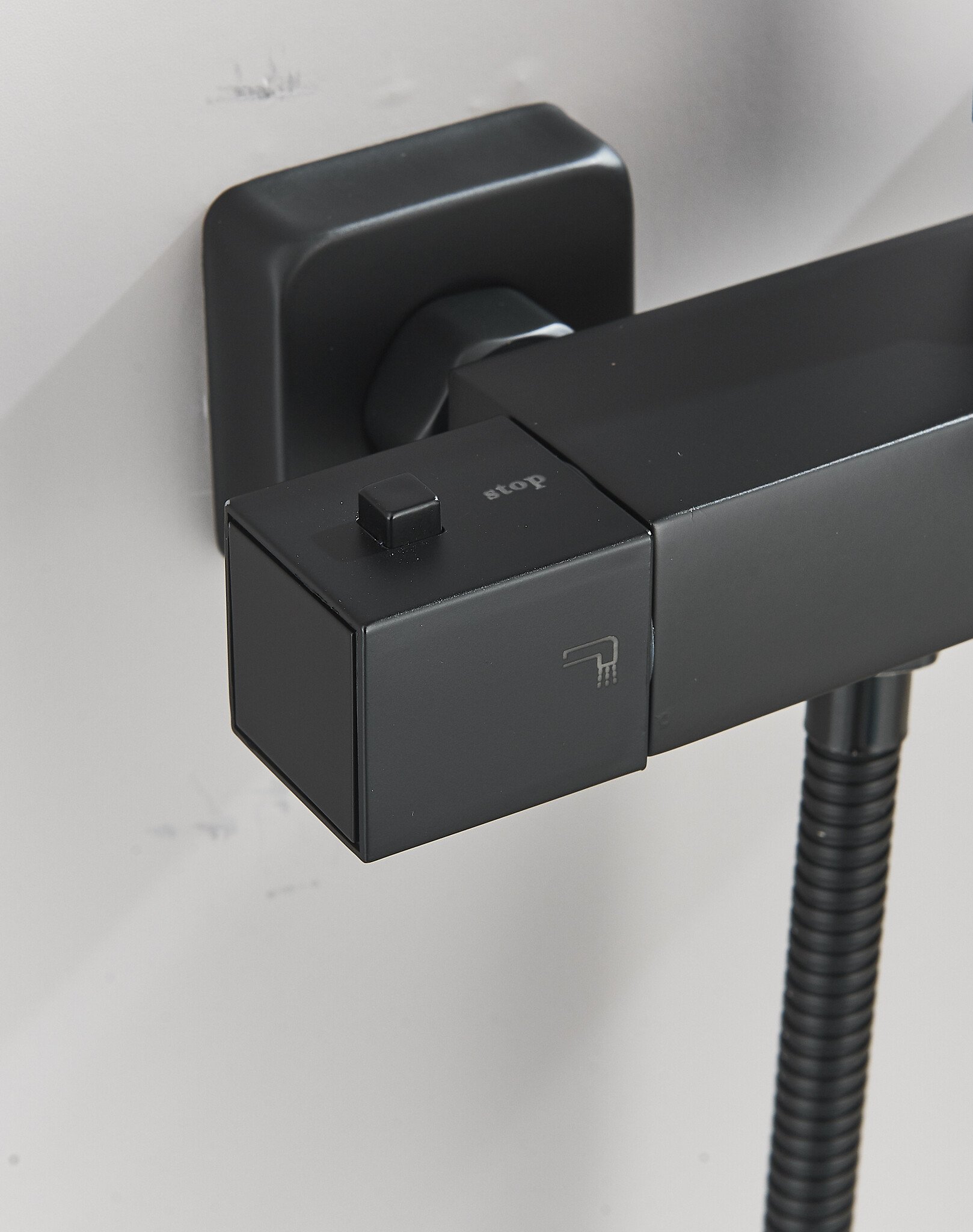 Shop nu deze Luxe mat zwarte thermostaat regendouche met schapje op Valisa.nl