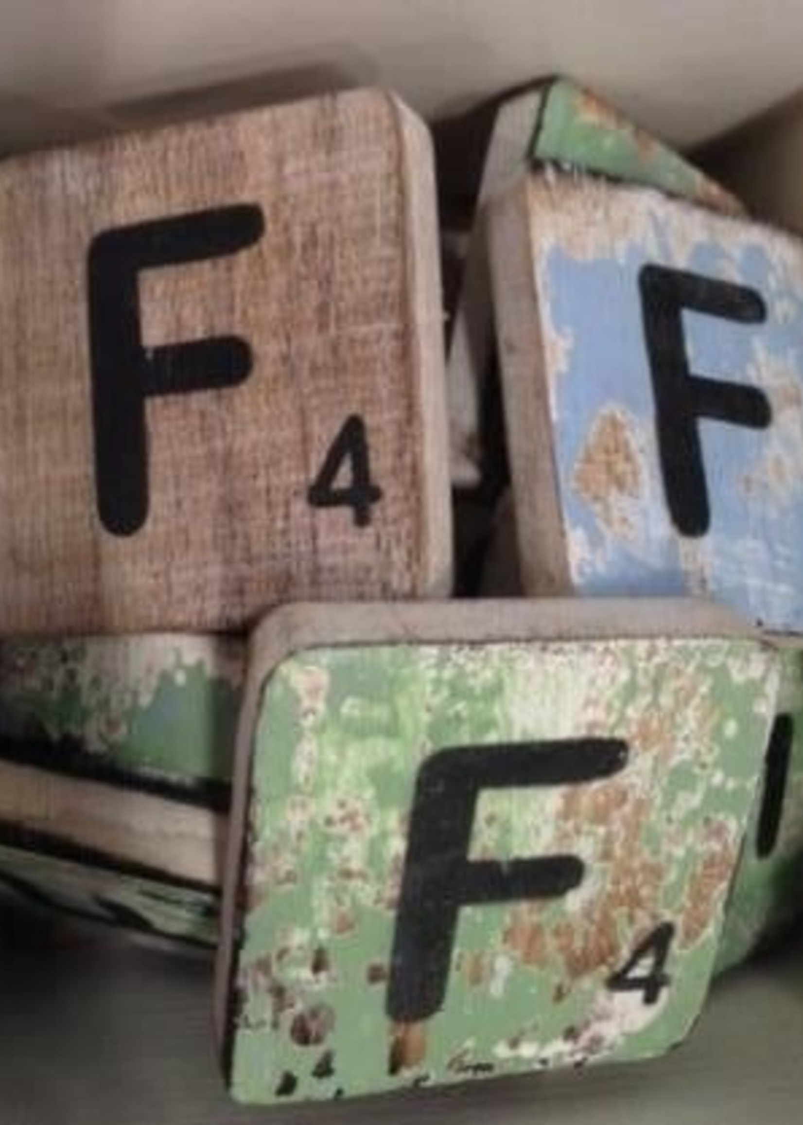 houten letters & tekens Scrabble Letter F letter F.