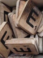 houten letters & tekens Scrabble Letter E