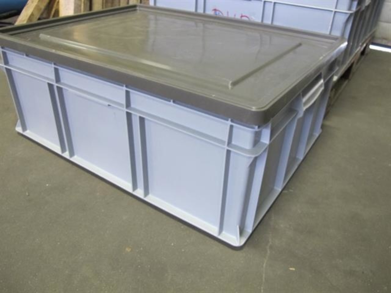 Engels Stapelbak met oplegdeksel, 800x600x320 mm, euronorm, grijs pp, gebruikt Engels Stapelbak met oplegdeksel, 800x600x320 mm, euronorm, grijs pp, gebruikt