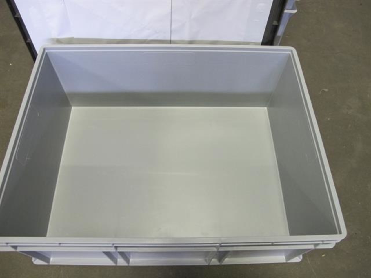 Engels Stapelbak met oplegdeksel, 800x600x320 mm, euronorm, grijs pp, gebruikt Engels Stapelbak met oplegdeksel, 800x600x320 mm, euronorm, grijs pp, gebruikt