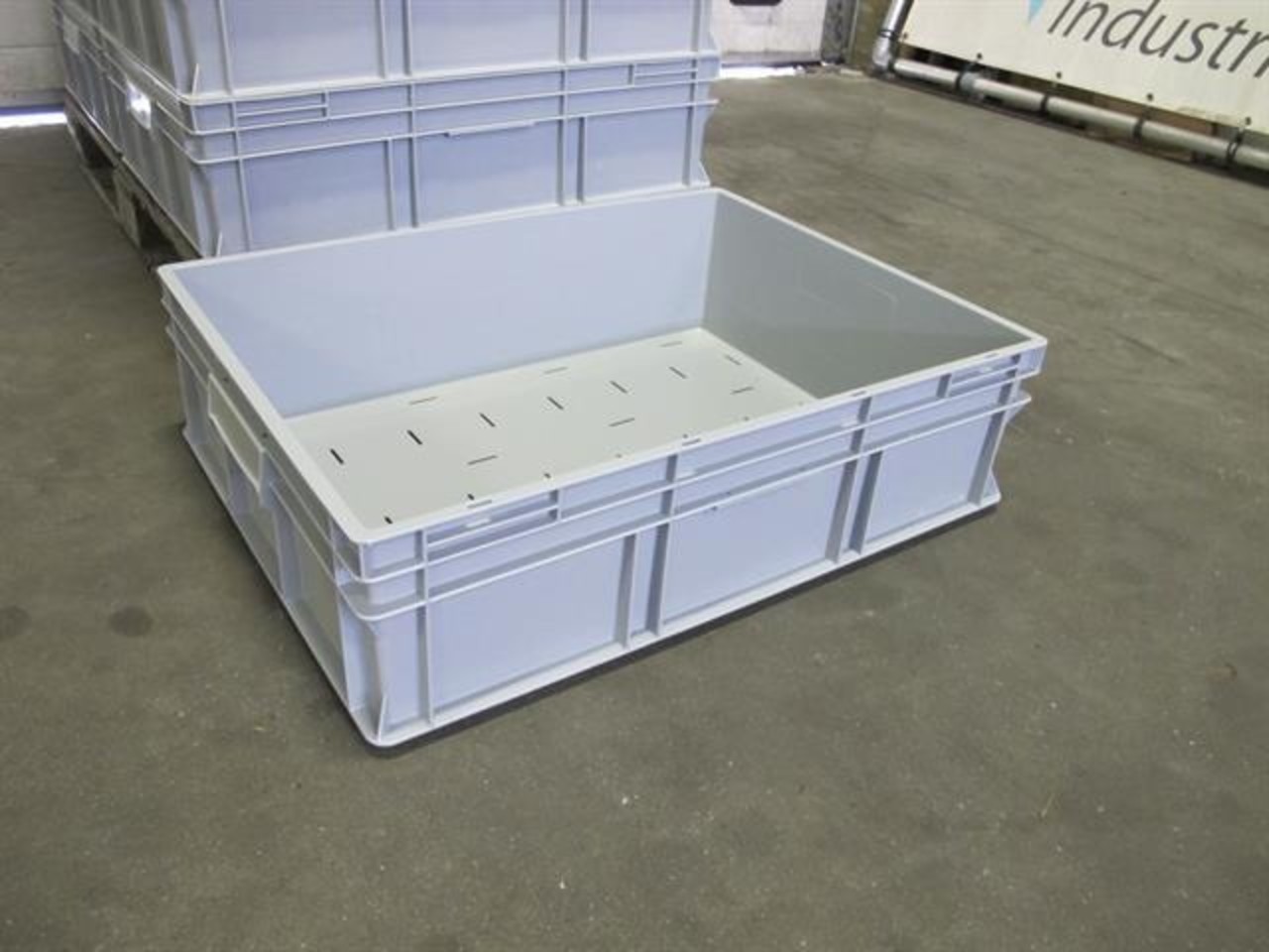 Emtrade Stapelbak, 800x600x220 mm, euronorm geperforeerde bodem, grijs pp, gebruikt