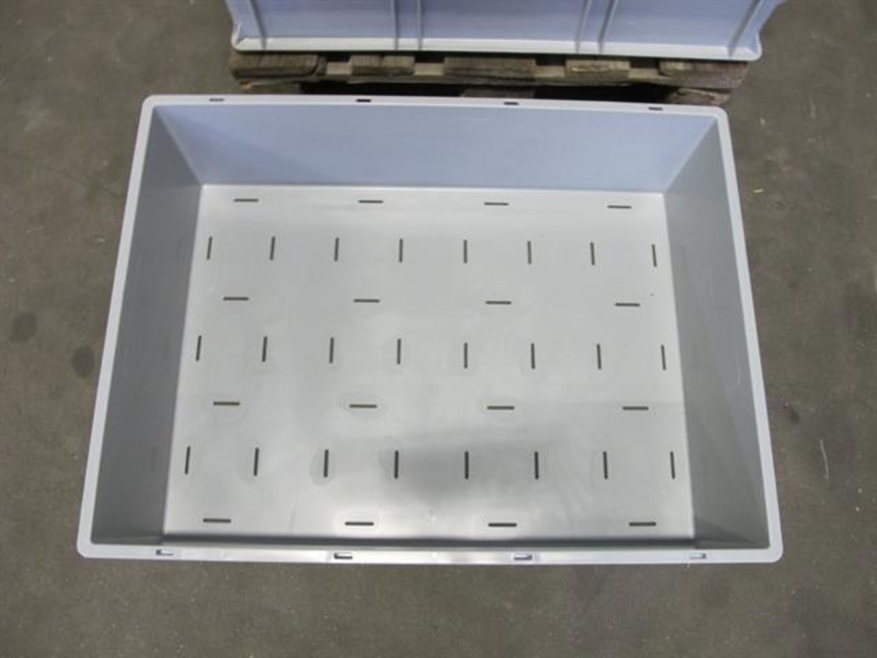 Emtrade Stapelbak, 800x600x220 mm, euronorm geperforeerde bodem, grijs pp, gebruikt