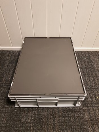 Emtrade 80x60x23 Kunststof bak met deksel, grijs, PP, vlakke geperforeerde bodem, licht gebruikt Emtrade 80x60x23 Kunststof bak met deksel, grijs, PP, vlakke geperforeerde bodem, licht gebruikt