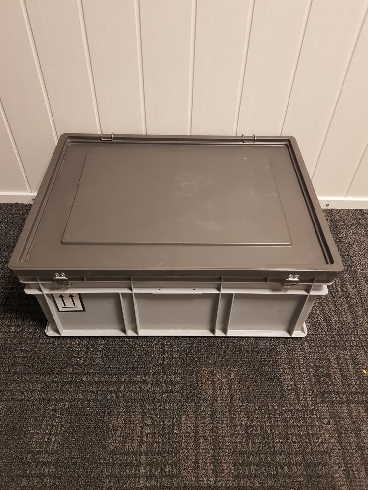 Emtrade 80x60x34cm kunststof bak met deksel, grijs, PP, gesloten, vlakke bodem, gebruikt