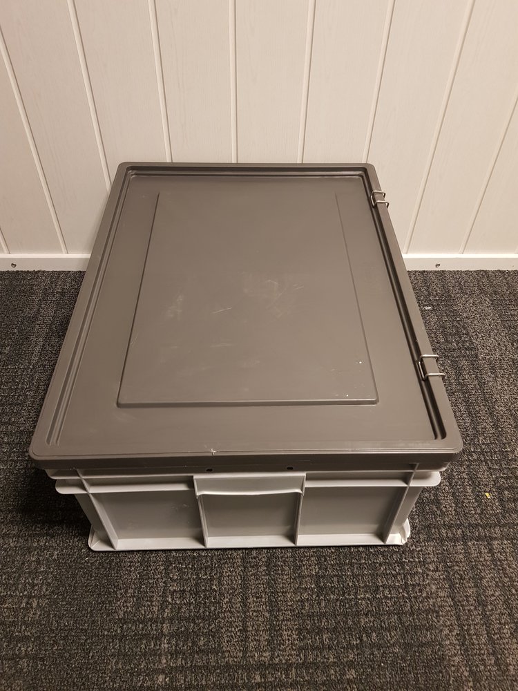 Emtrade 80x60x34cm kunststof bak met deksel, grijs, PP, gesloten, vlakke bodem, gebruikt