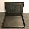 Emtrade ESD Kunststof Bak 80x60x14 met oplegdeksel, zwart, gesloten, vlakke bodem, licht gebruikt Emtrade ESD Kunststof Bak 80x60x14 met oplegdeksel, zwart, gesloten, vlakke bodem, licht gebruikt