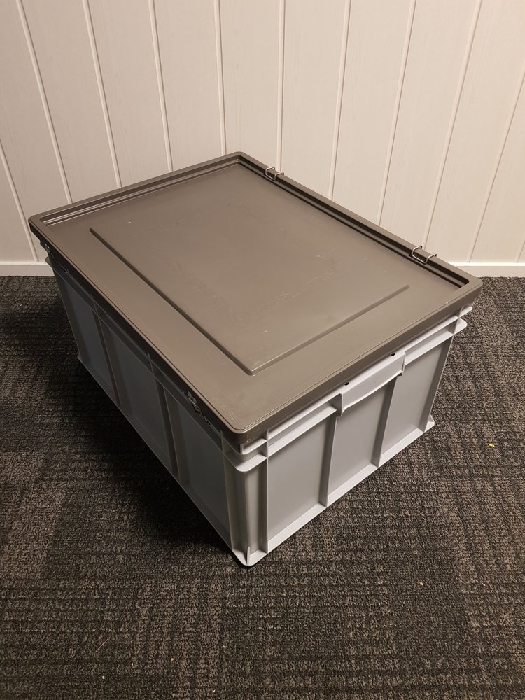 Emtrade 80x60x42 kunststof bak met deksel, grijs, PP, gesloten, vlakke bodem, licht gebruikt Emtrade 80x60x42 kunststof bak met deksel, grijs, PP, gesloten, vlakke bodem, licht gebruikt