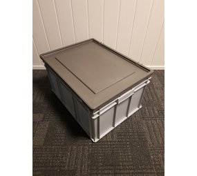 Emtrade 80x60x42 kunststof bak met deksel, grijs, PP, gesloten, vlakke bodem, licht gebruikt Emtrade 80x60x42 kunststof bak met deksel, grijs, PP, gesloten, vlakke bodem, licht gebruikt