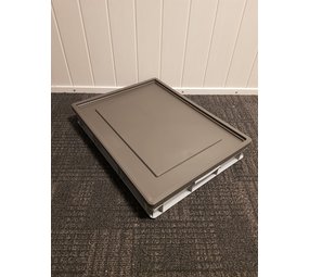 Emtrade Kunststof bak 800x600x120mm, grijs, met oplegdeksel, gesloten, vlakke bodem, licht gebruikt Emtrade Kunststof bak 800x600x120mm, grijs, met oplegdeksel, gesloten, vlakke bodem, licht gebruikt